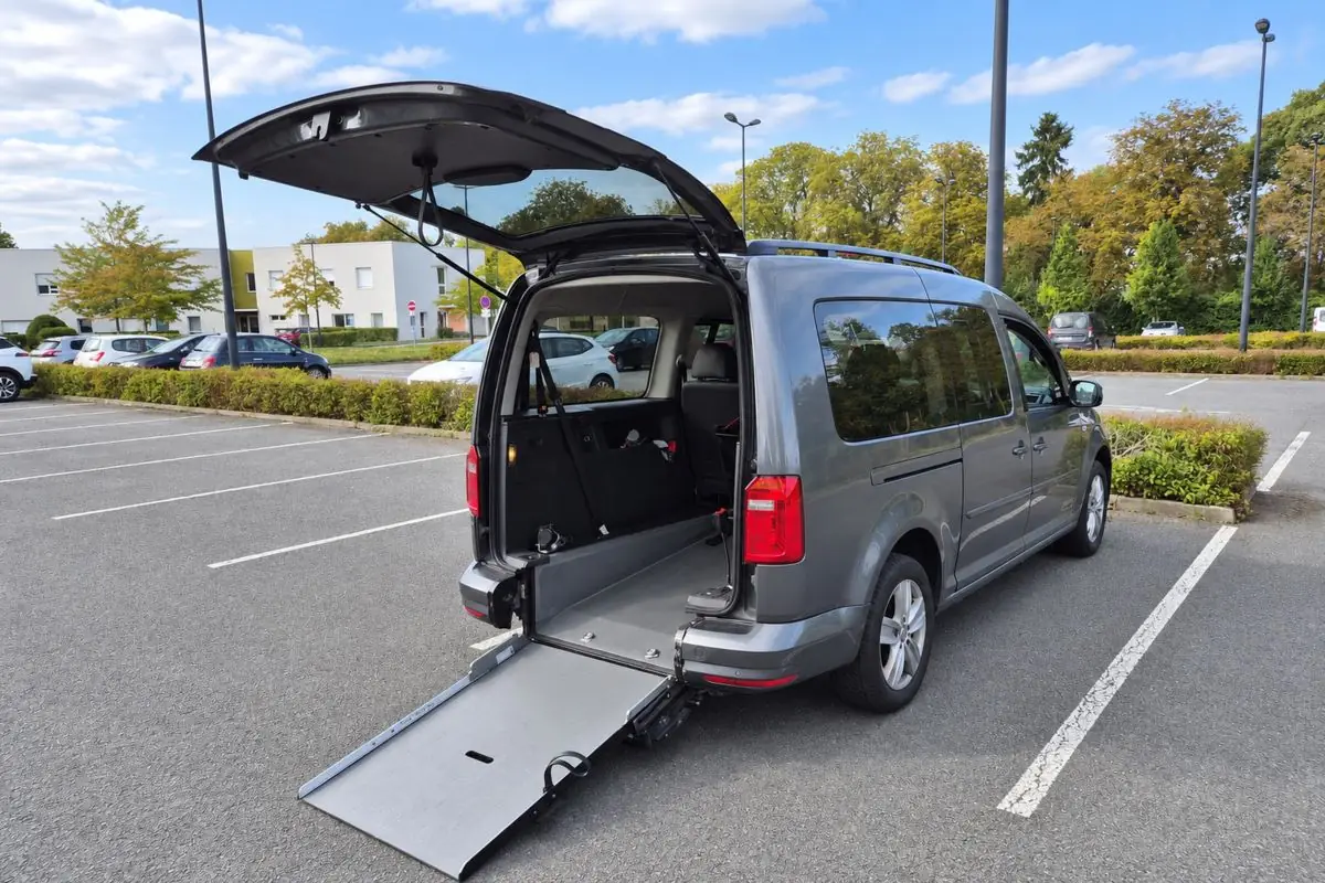 La rampe d’accès dépliée à l’arrière du taxi JB TRANSPORT, pour monter à bord en fauteuil roulant